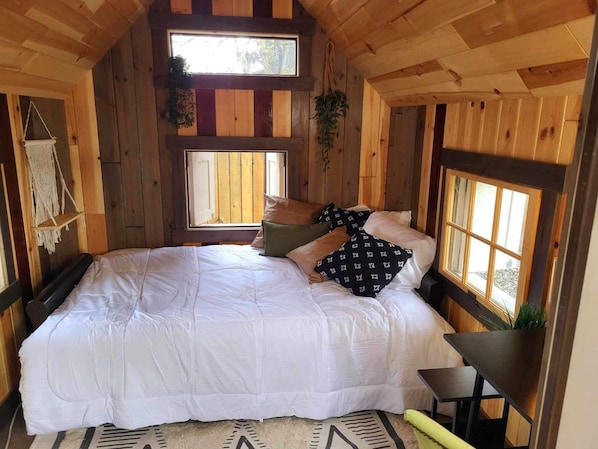 4 bedrooms, desk, iron/ironing board, travel cot