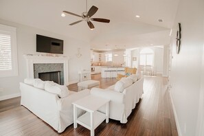 TV - Vilano Beach House- 2 min walk to beach - Pool/Spa (Vilano Beach)