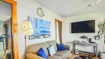 Een smart-tv, een open haard en boeken