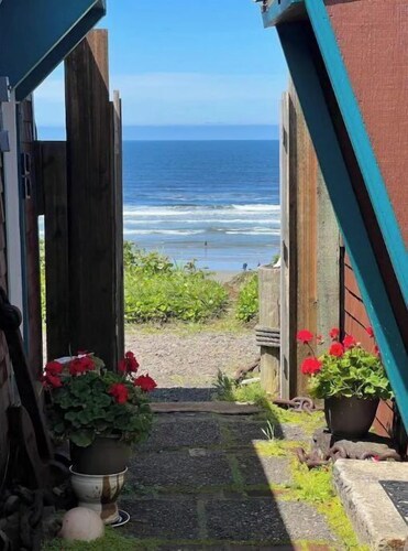 Historic Oceanfront Cottage in Charming Nye Beach