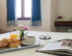 朝食 (コンチネンタル ブレックファスト)、毎日提供 (無料)