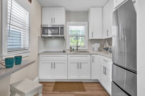 Fridge, microwave, oven, stovetop - Bungalow #4 - 2 Bed/1 Bath & Pool in Islamorada (Islamorada)