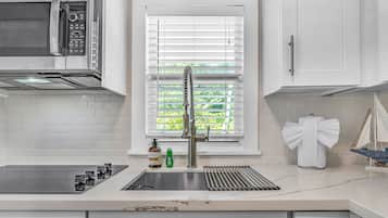 Geladeira, micro-ondas, fogão, cooktop