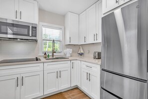 Fridge, microwave, oven, stovetop - Bungalow #4 - 2 Bed/1 Bath & Pool in Islamorada (Islamorada)