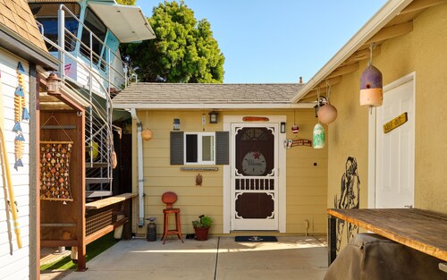 A wonderful place to stay with kids! A private studio cottage with shared yard.
