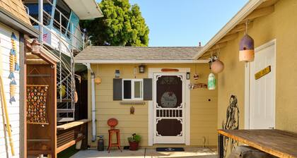 A wonderful place to stay with kids! A private studio cottage with shared yard.