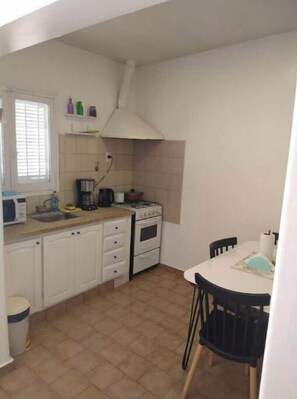 Refrigerador, microondas, horno, cafetera/tetera