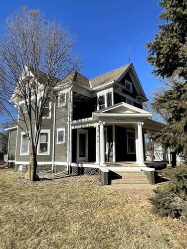 Spacious 4 BDR Historic Home in Sioux Center