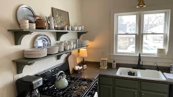 Réfrigérateur, four à micro-ondes, un four, surface de cuisson