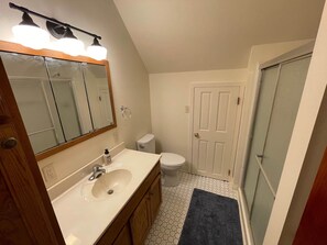 Kombinert dusj/badekar, håndklær, såpe og sjampo