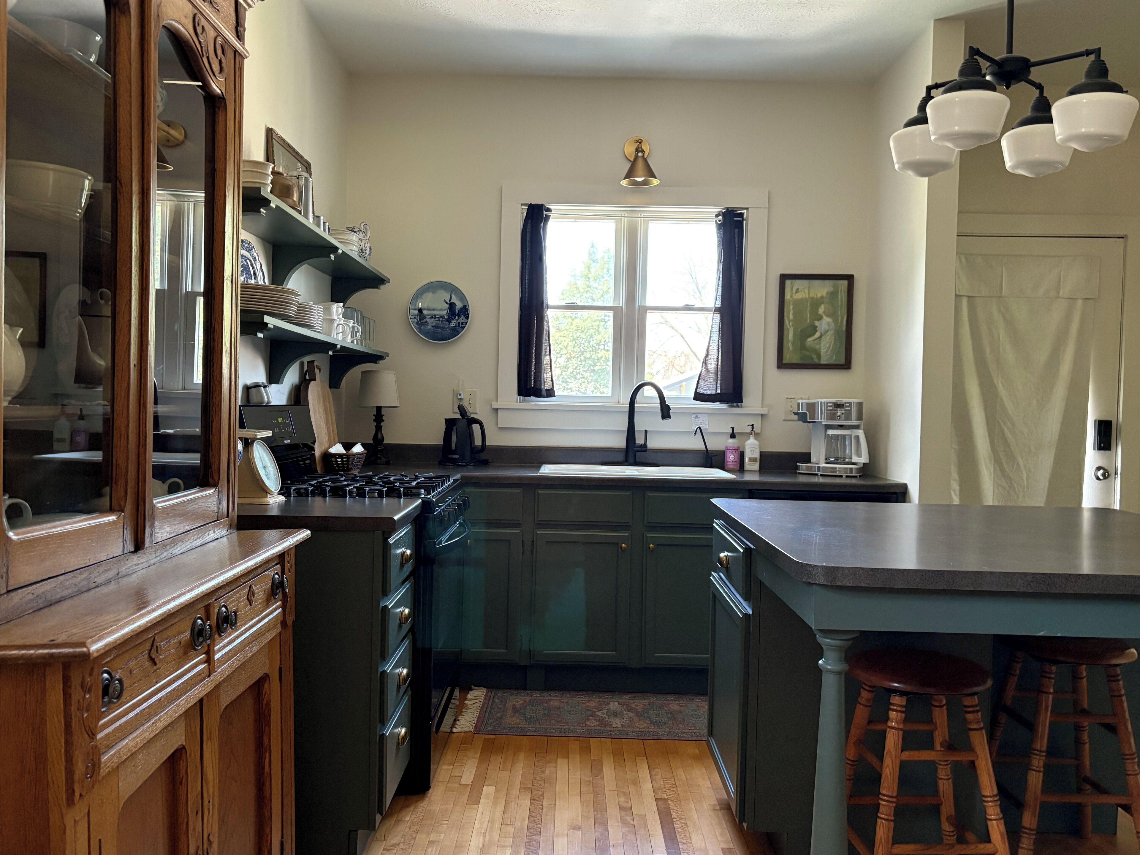 冷蔵庫、電子レンジ、オーブン、コンロ