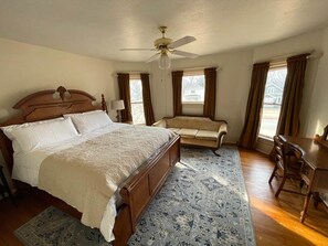4 bedrooms, desk, travel crib, free WiFi - Old Town Inn (Sioux Center)