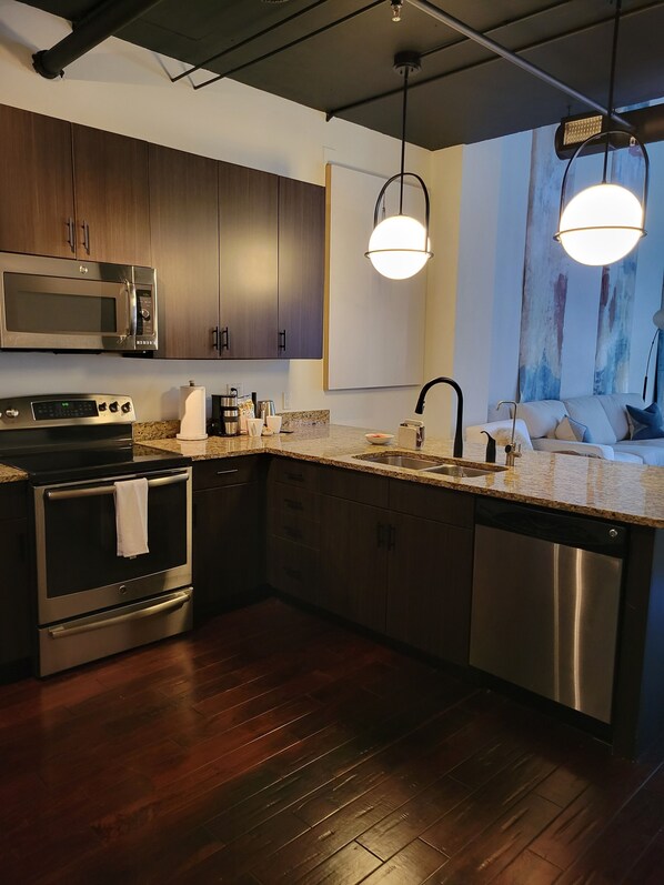 Réfrigérateur, micro-ondes, four, plaque de cuisson