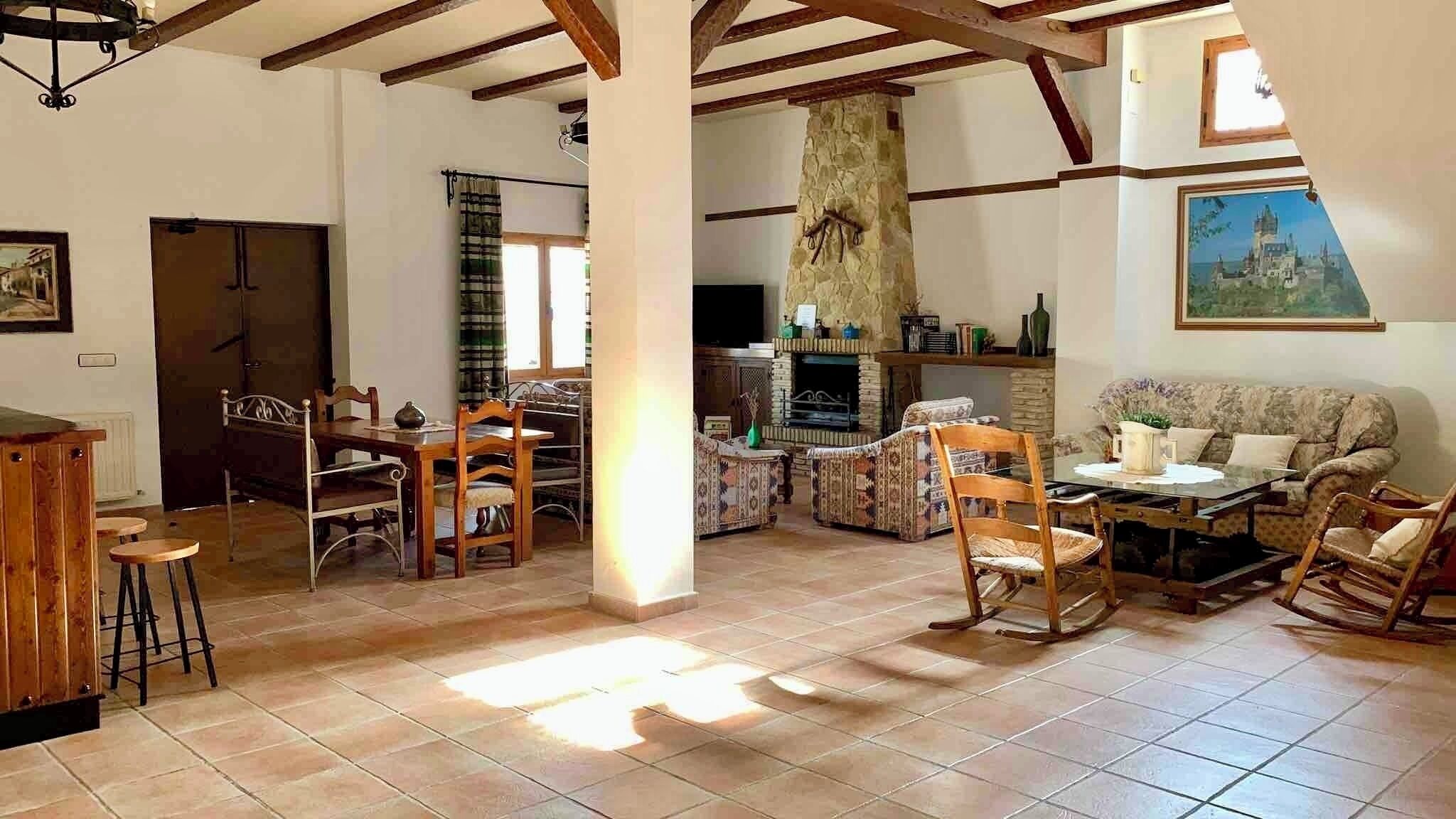 Smart-tv, een open haard en boeken