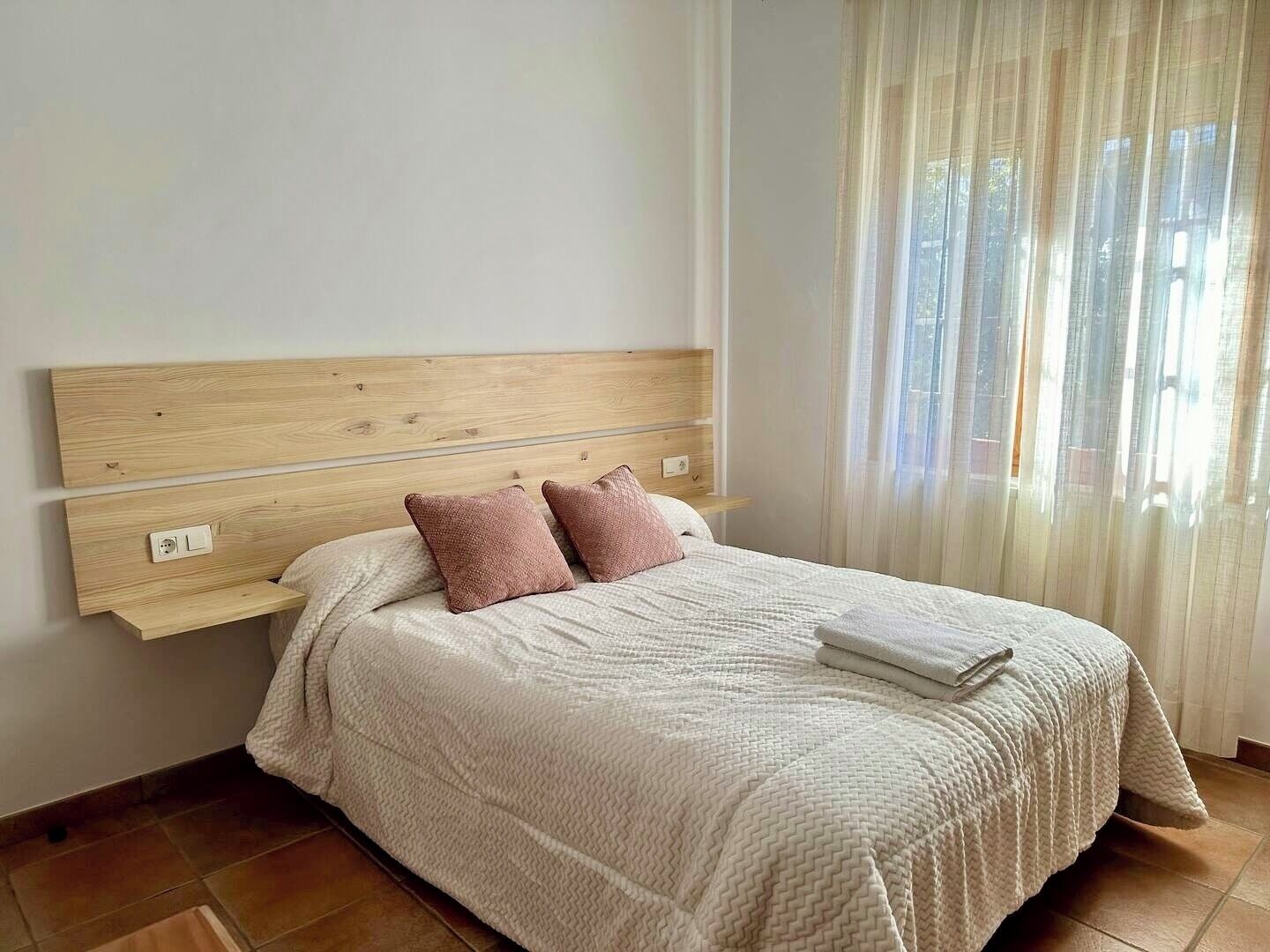 4 多间卧室、办公桌、熨斗/熨衣板、床单