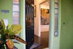 Interior - Fruitvale luxury home.Private yard.Fireplace. (Oakland)