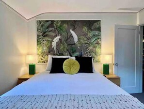 3 bedrooms, desk, iron/ironing board, travel crib - Fruitvale luxury home.Private yard.Fireplace. (Oakland)