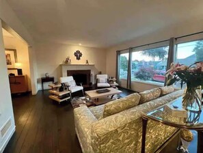 Smart TV, fireplace, printers - Fruitvale luxury home.Private yard.Fireplace. (Oakland)