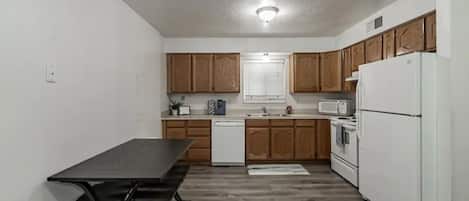 Kylskåp, mikrovågsugn, ugn och spishäll