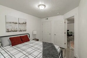 2 chambres, fer et planche à repasser, Wi-Fi, draps fournis