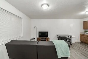 TV, Netflix, streaming services, offices - Cozy 2br downtown rental, within 3 blocks of BYU-I (Rexburg)
