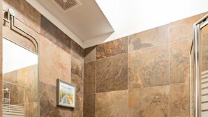 Un baño con lavamanos, inodoro y ducha.