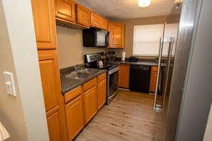 Fridge, microwave, oven, stovetop - Tollgate · 7602 Tollgate Ct, Florence (Florence)