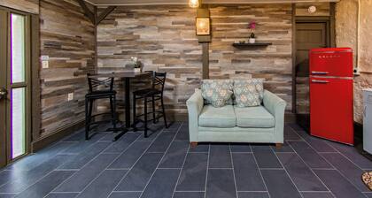 Chaney Room - 1 queen bed & sleeper Sofa - Great historic 1st floor cottage Unit