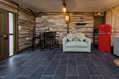 Smart TV, books. Chaney Room - 1 queen bed & sleeper Sofa - Great historic 1st floor cottage Unit