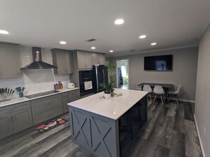 Een koelkast, een microgolfoven, een oven, een kookplaat