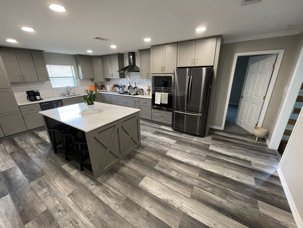 Een koelkast, een microgolfoven, een oven, een kookplaat