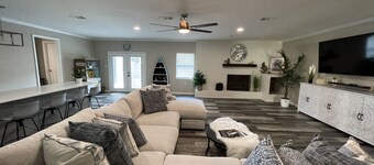 Large Remodeled Central Located Minutes to the Beach & Downtown Free Big Parking