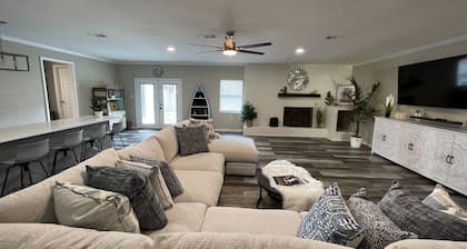 Large Remodeled Central Located Minutes to the Beach & Downtown Free Big Parking