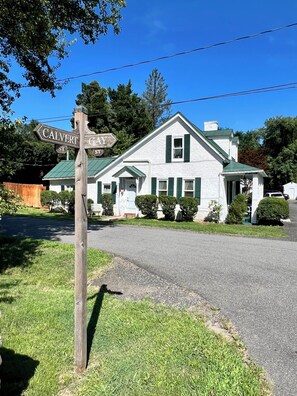 Exterior - Completely private suite with tub,kitchen, living room, & private entrance (Washington)