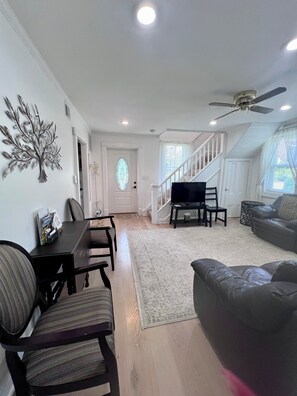 Smart TV, fireplace - Completely private suite with tub,kitchen, living room, & private entrance (Washington)