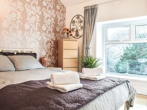 3 bedrooms, free WiFi, bed sheets