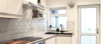 3 bedroom accommodation in Cymmer, near Port Talbot