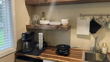 Refrigerador, microondas, cafetera y tetera y utensilios de cocina