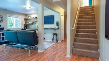 Smart TV, table tennis