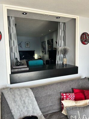 تلفزيون ذكي، مشغل دي في دي، كُتُب، ستيريو