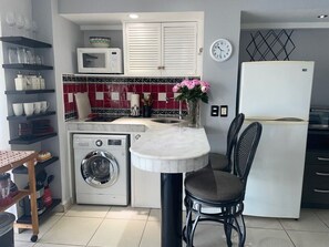 ثلاجة، ميكروويف، فرن، موقد طهي مسطح