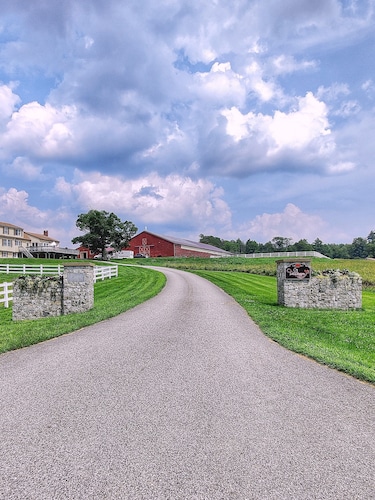 Peaceful Studio on Horse Farm - Hike, Relax, Explore!