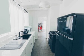 Fridge, microwave, oven, stovetop - Pink, Architect-Appointed House! 3 min from JTNP. (TWENTYNINE PALMS)