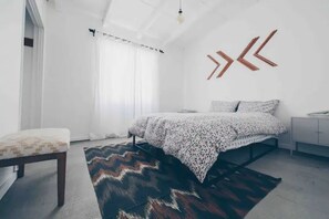 2 bedrooms, desk, free WiFi, bed sheets - Pink, Architect-Appointed House! 3 min from JTNP. (TWENTYNINE PALMS)