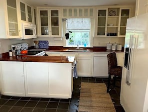 Fridge, microwave, oven, stovetop - Iconic Bristol Ferry Lighthouse (Bristol)
