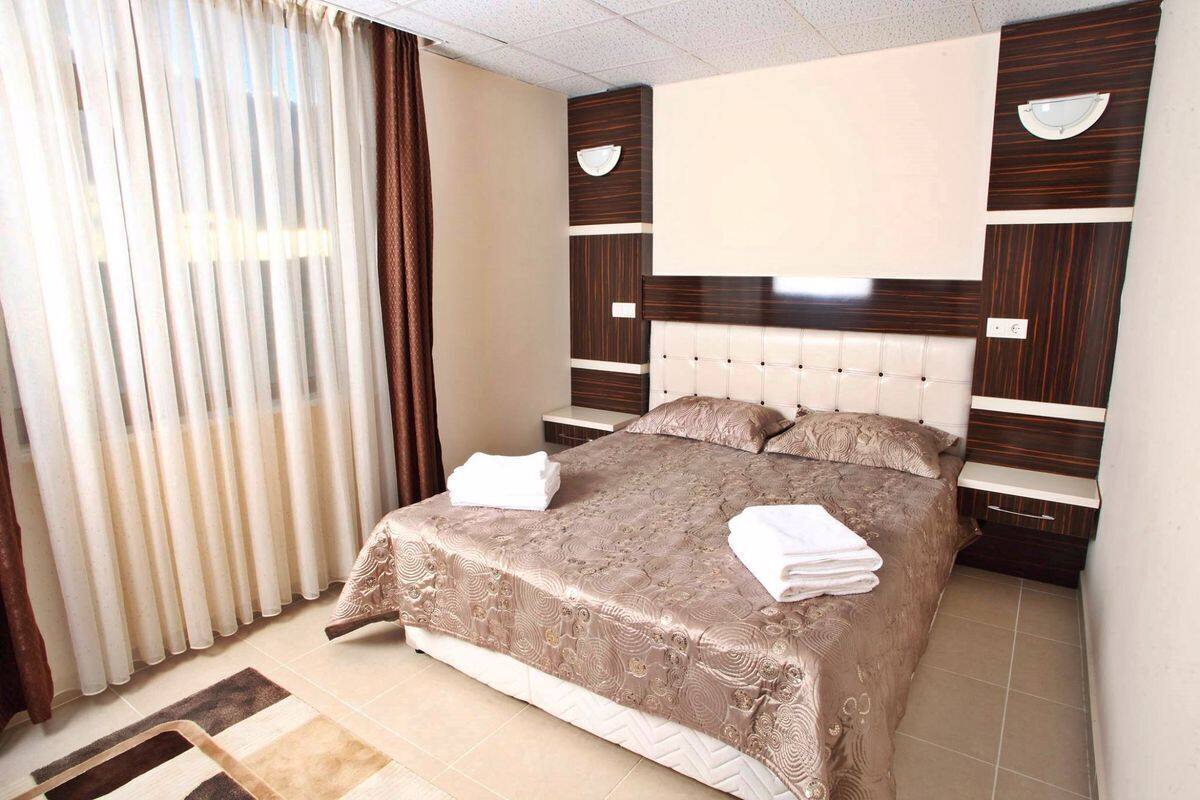 Phòng Suite dành cho gia đình, 1 phòng ngủ, ban công, quang cảnh thành phố | 1 phòng ngủ, bàn, màn/rèm cản sáng 