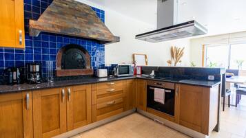 Réfrigérateur, micro-ondes, four, lave-vaisselle