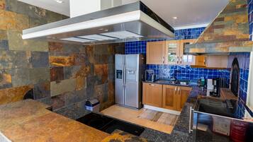 Réfrigérateur, micro-ondes, four, lave-vaisselle