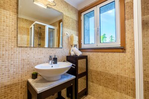 Shower, hair dryer, bidet, towels - Infinite Ocean View Villa 20m above Ocean & Beach (Arco Da Calheta)