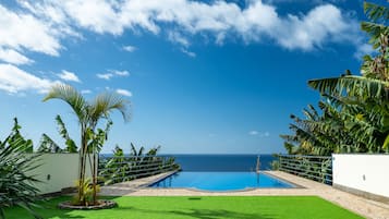 Piscine à débordement, piscine chauffée